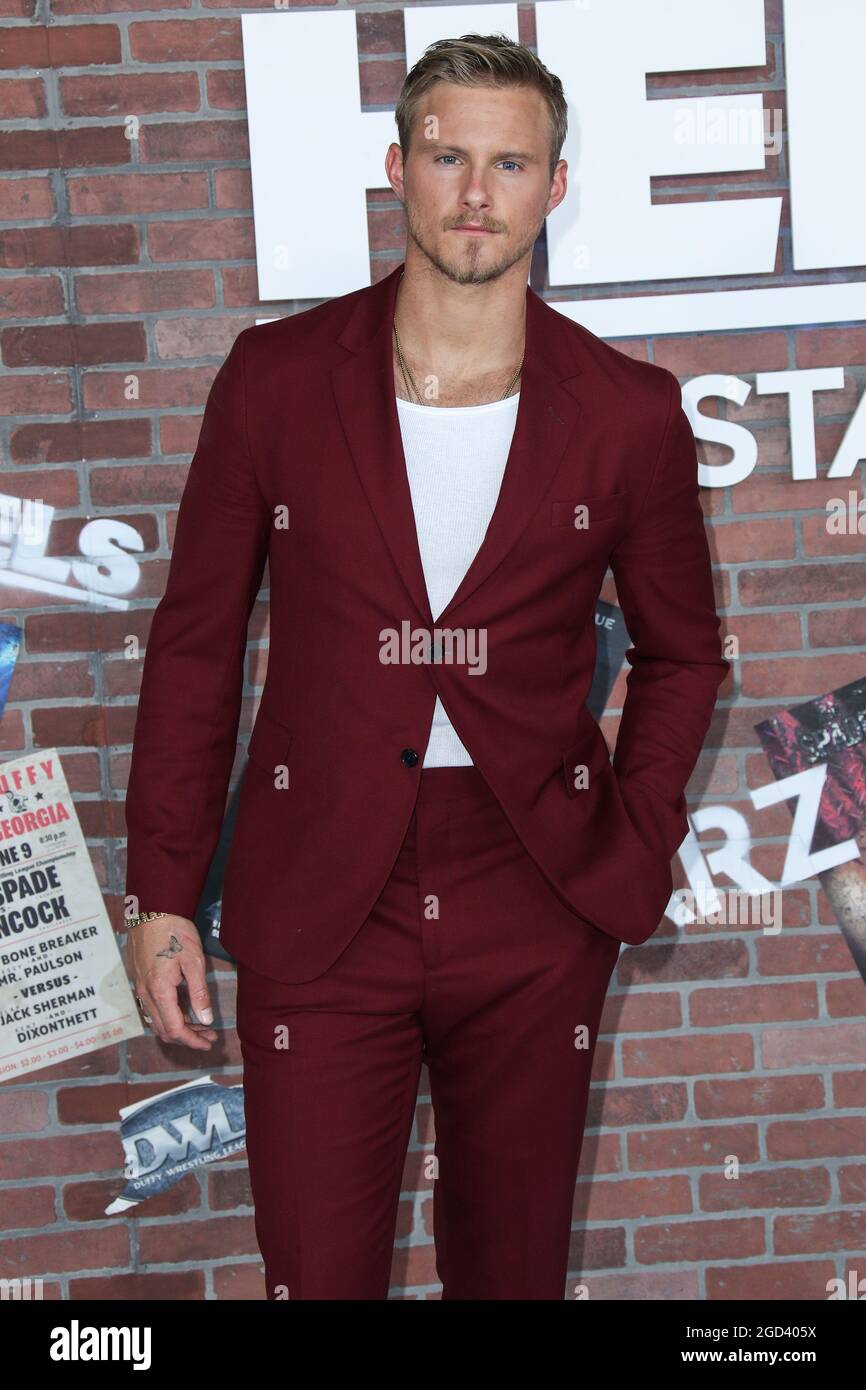 Los Angeles, Stati Uniti. 10 agosto 2021. LOS ANGELES, CALIFORNIA, USA - 10 AGOSTO: L'attore Alexander Ludwig indossa un vestito Paul Smith, le scarpe Christian Louboutin, un monili Montblanc Water e David Yurman arriva alla prima di Los Angeles dei 'Heels' di STARZ, tenutasi a 2137 Sacramento Street il 10 agosto 2021 a Los Angeles, California, Stati Uniti. (Foto di Xavier Collin/Image Press Agency) Credit: Image Press Agency/Alamy Live News Foto Stock