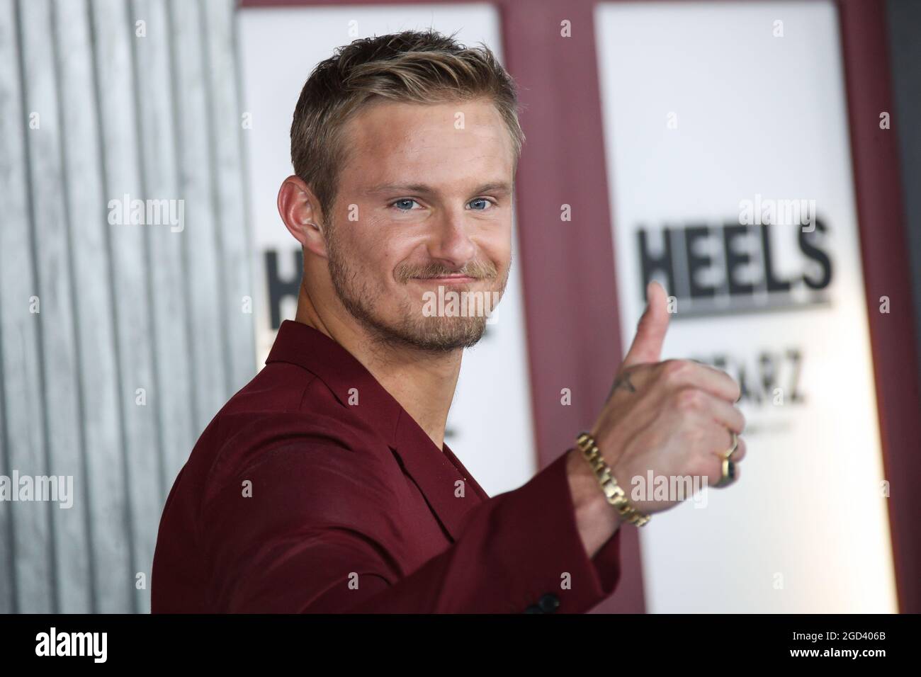 Los Angeles, Stati Uniti. 10 agosto 2021. LOS ANGELES, CALIFORNIA, USA - 10 AGOSTO: L'attore Alexander Ludwig indossa un vestito Paul Smith, le scarpe Christian Louboutin, un monili Montblanc Water e David Yurman arriva alla prima di Los Angeles dei 'Heels' di STARZ, tenutasi a 2137 Sacramento Street il 10 agosto 2021 a Los Angeles, California, Stati Uniti. (Foto di Xavier Collin/Image Press Agency) Credit: Image Press Agency/Alamy Live News Foto Stock