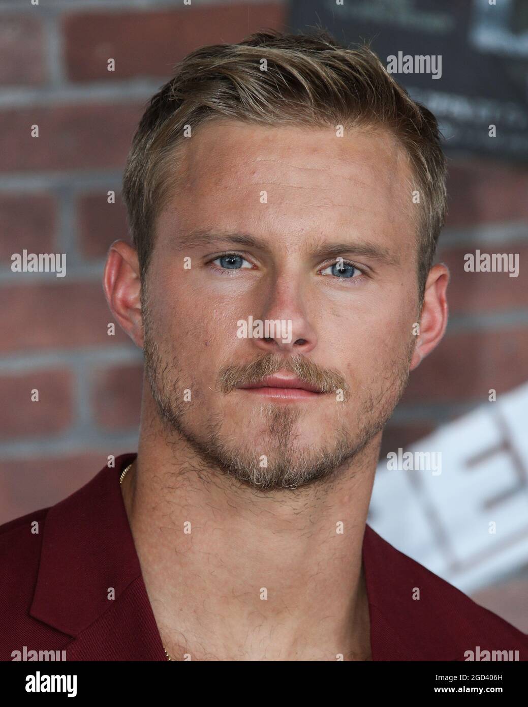Los Angeles, Stati Uniti. 10 agosto 2021. LOS ANGELES, CALIFORNIA, USA - 10 AGOSTO: L'attore Alexander Ludwig indossa un vestito Paul Smith, le scarpe Christian Louboutin, un monili Montblanc Water e David Yurman arriva alla prima di Los Angeles dei 'Heels' di STARZ, tenutasi a 2137 Sacramento Street il 10 agosto 2021 a Los Angeles, California, Stati Uniti. (Foto di Xavier Collin/Image Press Agency) Credit: Image Press Agency/Alamy Live News Foto Stock
