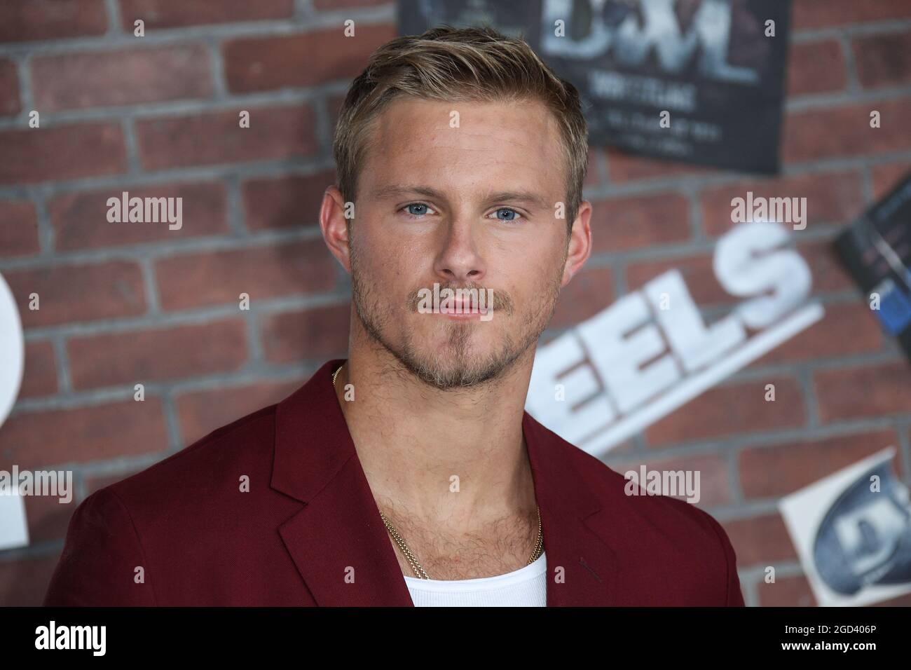 Los Angeles, Stati Uniti. 10 agosto 2021. LOS ANGELES, CALIFORNIA, USA - 10 AGOSTO: L'attore Alexander Ludwig indossa un vestito Paul Smith, le scarpe Christian Louboutin, un monili Montblanc Water e David Yurman arriva alla prima di Los Angeles dei 'Heels' di STARZ, tenutasi a 2137 Sacramento Street il 10 agosto 2021 a Los Angeles, California, Stati Uniti. (Foto di Xavier Collin/Image Press Agency) Credit: Image Press Agency/Alamy Live News Foto Stock