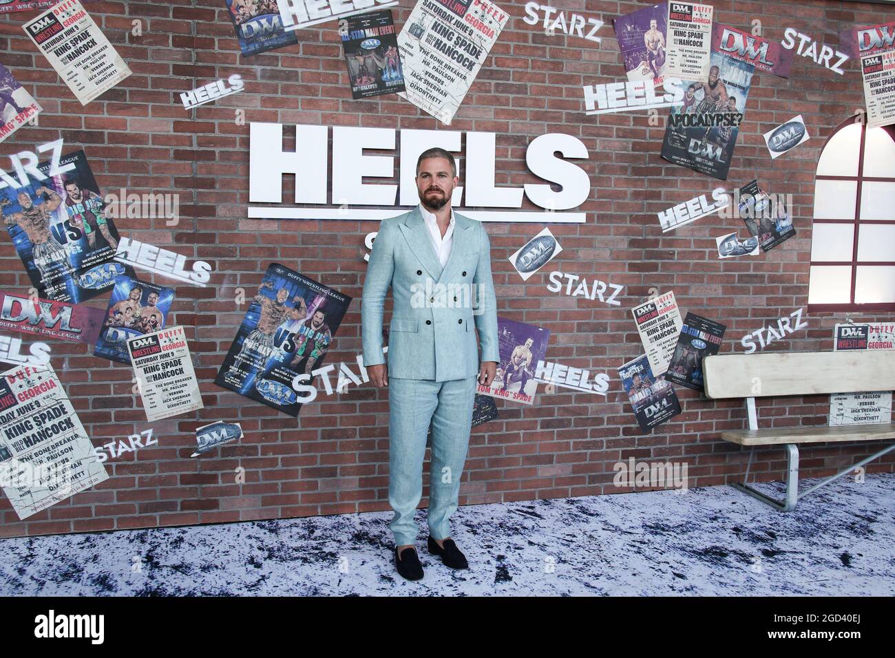 Los Angeles, Stati Uniti. 10 agosto 2021. LOS ANGELES, CALIFORNIA, USA - 10 AGOSTO: L'attore Stephen Amell che indossa una tuta Giorgio Armani con le scarpe Scarosso arriva alla prima Los Angeles dei "Heels" di STARZ che si è tenuta a 2137 Sacramento Street il 10 agosto 2021 a Los Angeles, California, Stati Uniti. (Foto di Xavier Collin/Image Press Agency) Credit: Image Press Agency/Alamy Live News Foto Stock