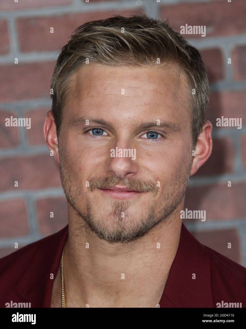 Los Angeles, Stati Uniti. 10 agosto 2021. LOS ANGELES, CALIFORNIA, USA - 10 AGOSTO: L'attore Alexander Ludwig indossa un vestito Paul Smith, le scarpe Christian Louboutin, un monili Montblanc Water e David Yurman arriva alla prima di Los Angeles dei 'Heels' di STARZ, tenutasi a 2137 Sacramento Street il 10 agosto 2021 a Los Angeles, California, Stati Uniti. (Foto di Xavier Collin/Image Press Agency/Sipa USA) Credit: Sipa USA/Alamy Live News Foto Stock