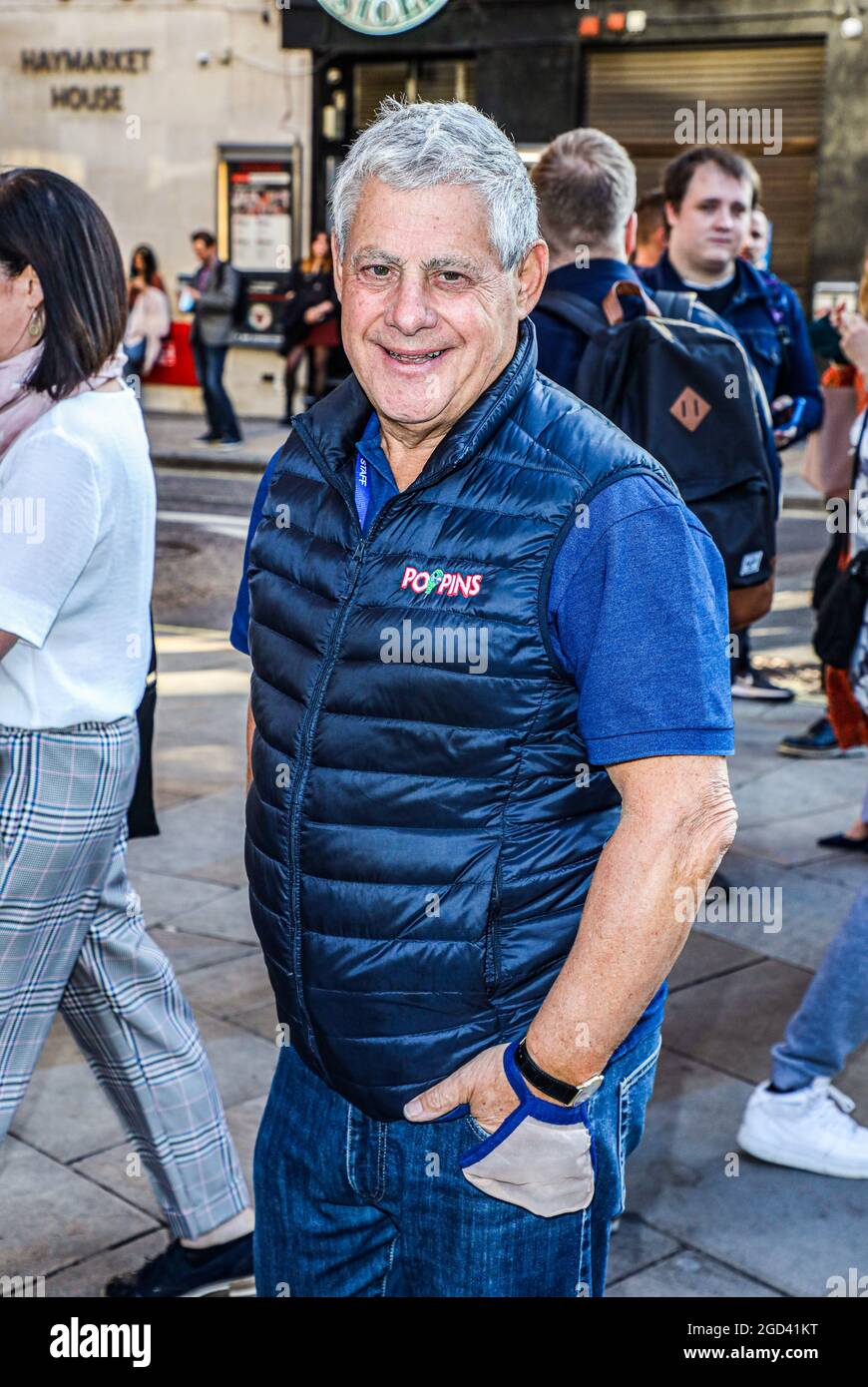 Londra, Regno Unito. 10 agosto 2021. Cameron Mackintosh partecipa alla Press Night per 'The Windsors: Endgame' al Prince of Wales Theatre di Londra. (Foto di Brett Cove/SOPA Images/Sipa USA) Credit: Sipa USA/Alamy Live News Foto Stock