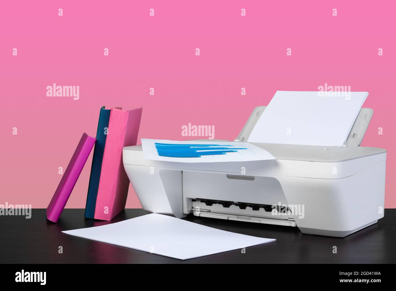 Stampante laser compatta su sfondo rosa Foto stock - Alamy