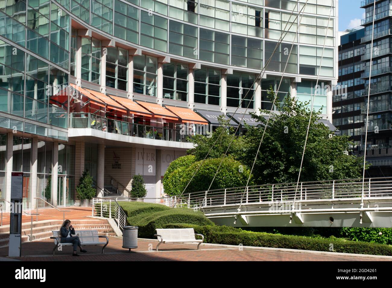 Lowry Hotel, Chapel Wharf con cavi ponte sospesi. Greater Manchester Regno Unito Foto Stock