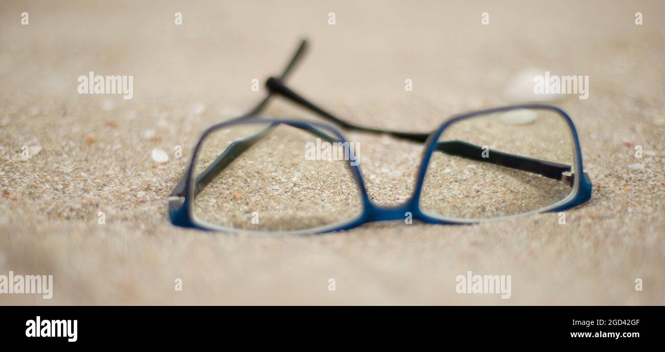 Vetri blu sulla sabbia. Foto Stock