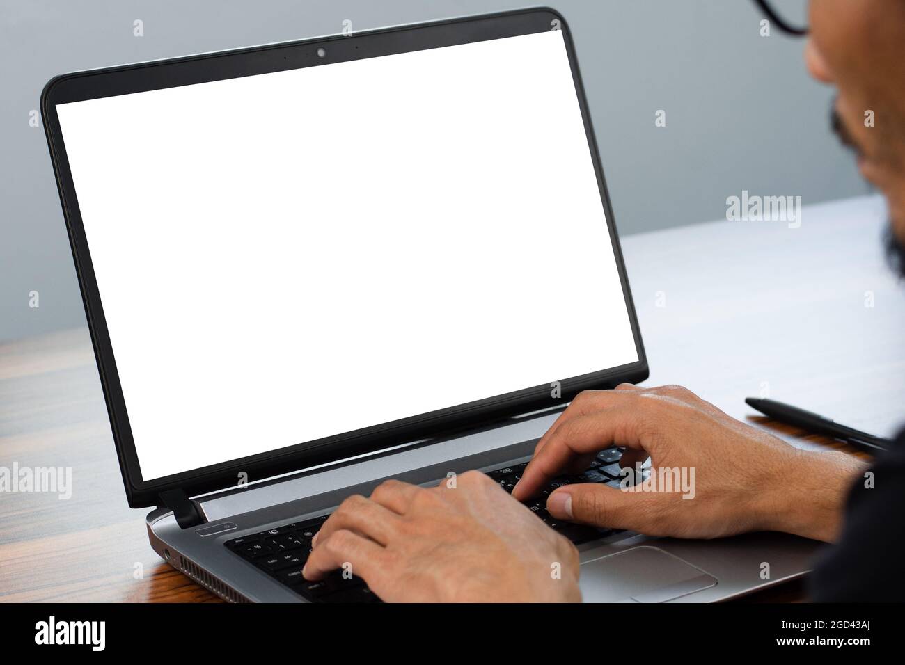 Uomo che usa il computer in ufficio , digitando a mano su tastiera cerca online internet Foto Stock