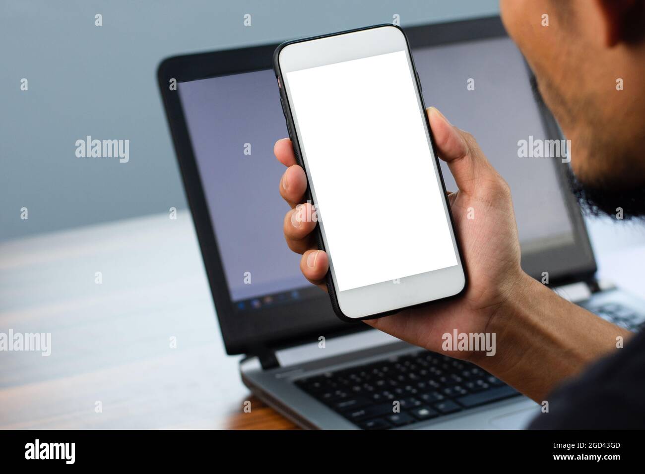 Closeup uomo utilizzando telefono cellulare design schermo mockup Foto Stock