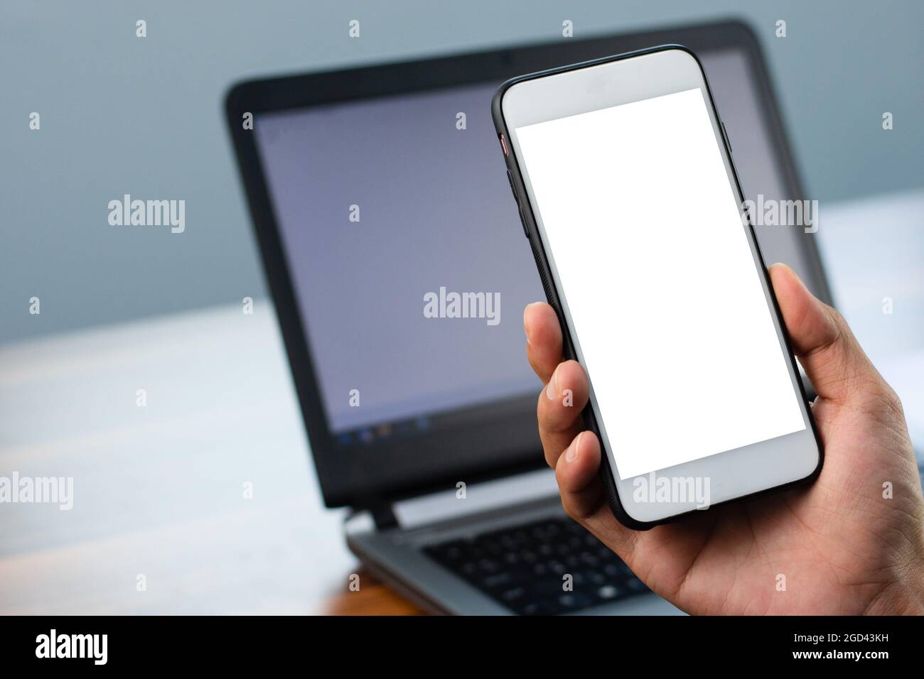 Closeup mano che tiene telefono cellulare smartphone design schermo mockup Foto Stock