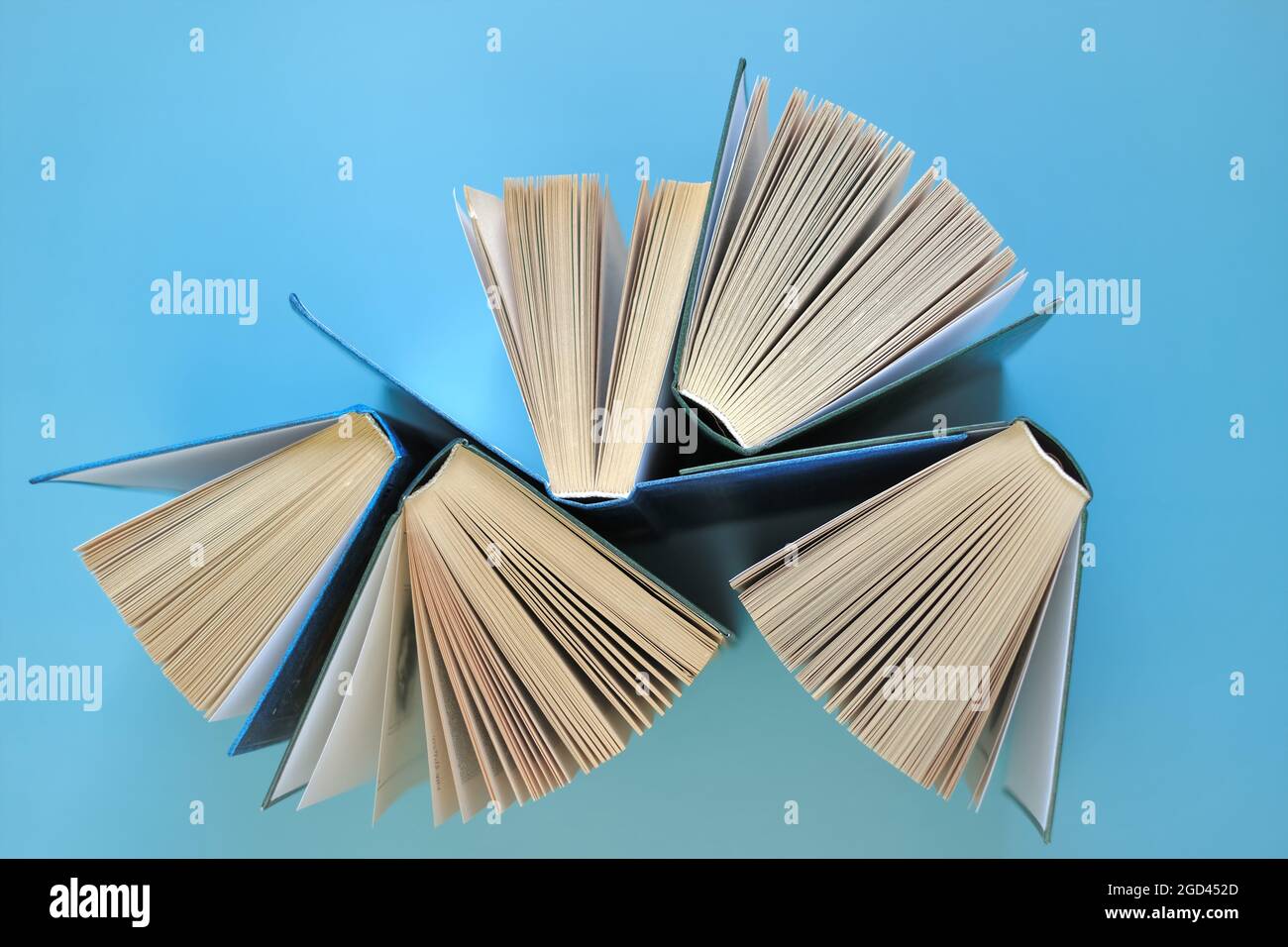 Conoscenza ed educazione. Libri su sfondo blu.lettura di books.Knowledge e apprendimento concetto.Book pagine close-up.Reading concetto Foto Stock