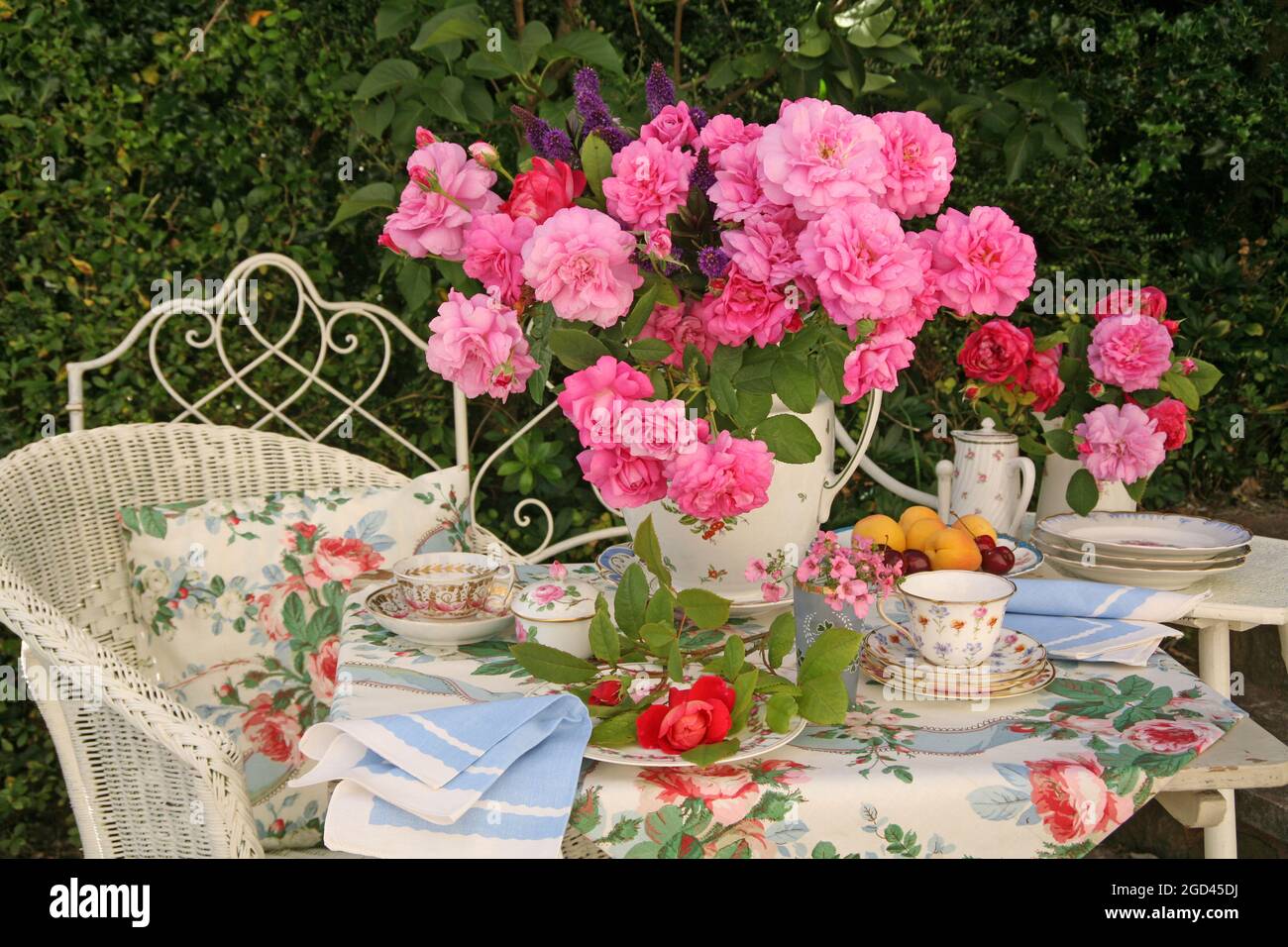 Botanica, rose rosa in una caraffa di porcellana su un tavolo con terrazza per il tè pomeridiano in giardino, DIRITTI AGGIUNTIVI-CLEARANCE-INFO-NON-DISPONIBILE Foto Stock