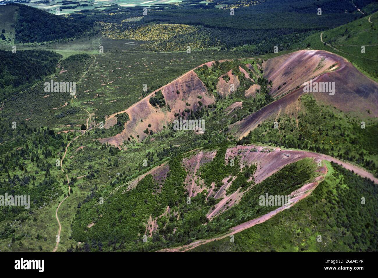 FRANCIA. PUY DE DOME (63) VEDUTA AEREA DEL VULCANO PUY DE LA VACHE NEL PARCO NATURALE REGIONALE DEI VULCANI AUVERGNE, È BASALTICO NELLA CATENA DI Foto Stock