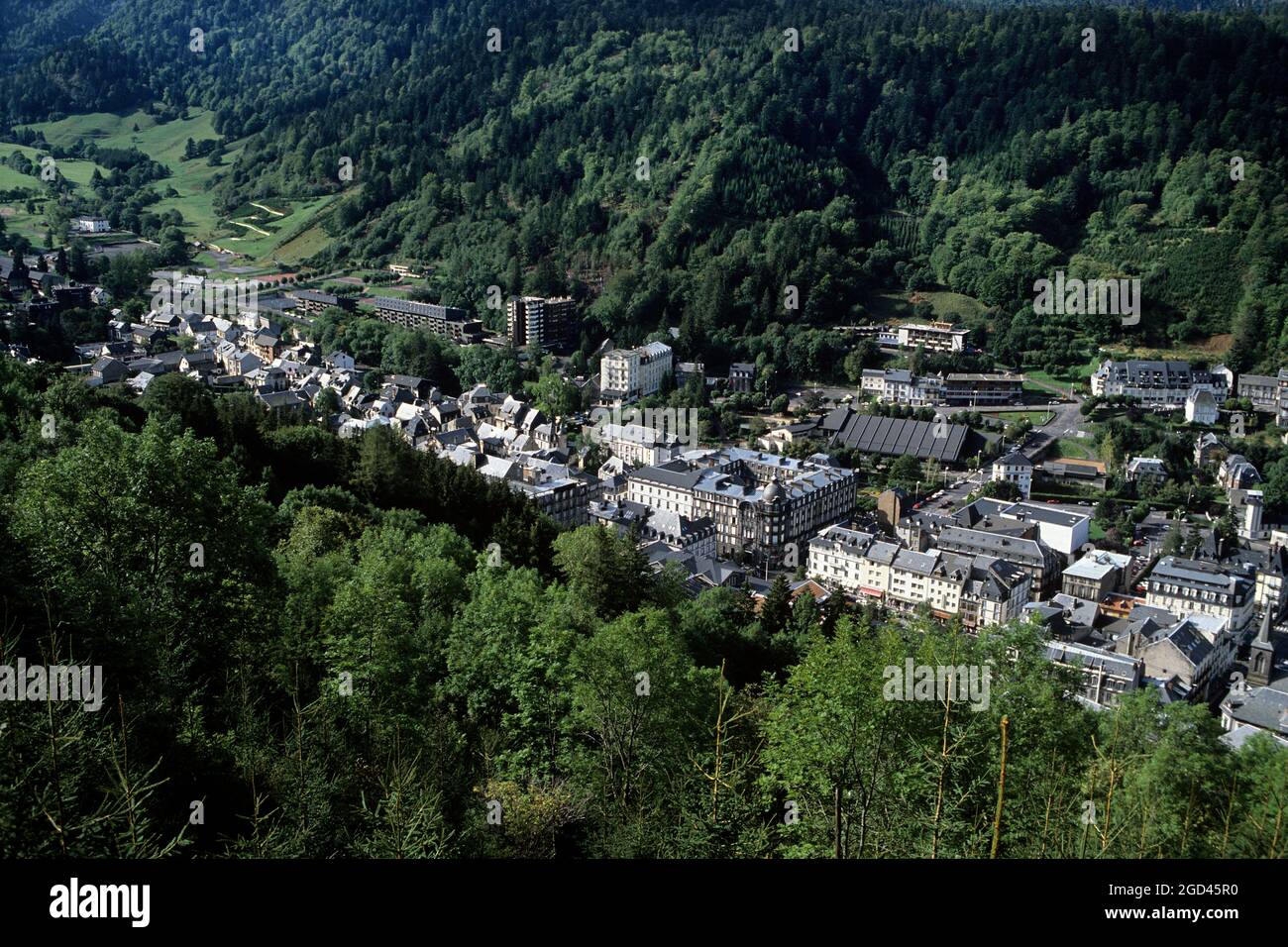 FRANCIA. PUY DE DOME (63) MONT DORE VILLAGGIO NEL PARCO NATURALE REGIONALE DEI VULCANI AUVERGNE. LA CITTÀ È CONOSCIUTA PRINCIPALMENTE COME SPA. THE CELTS E THE RO Foto Stock