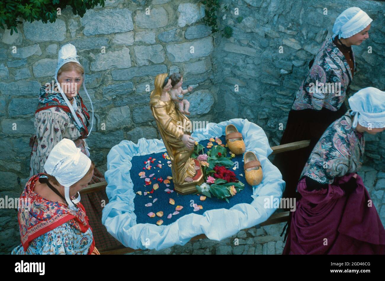 FRANCIA, VAUCLUSE(84) PROVENZA, DENTELLES DE MONTMIRAIL, VILLAGGIO DI SEGUET, UNO DEI PIÙ BEI VILLAGGI DI FRANCIA, FESTA DEL VINO, LA PROCESSIONE Foto Stock