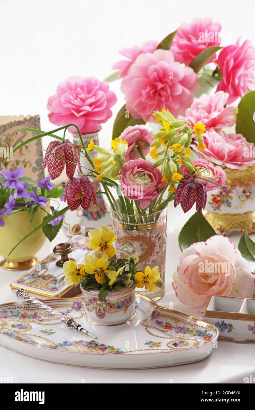 Botanica, Fritillaria, primula veris, pansy, camelia, ranunculus e violetto in vaso antico e caraffe, DIRITTI-AGGIUNTIVI-CLEARANCE-INFO-NON-DISPONIBILE Foto Stock