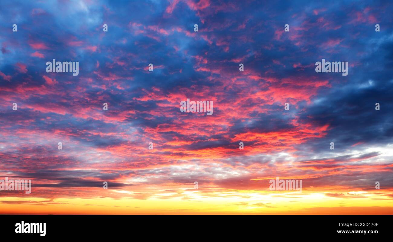 Cielo a colori tramonto con nuvole rosso arancio Foto Stock