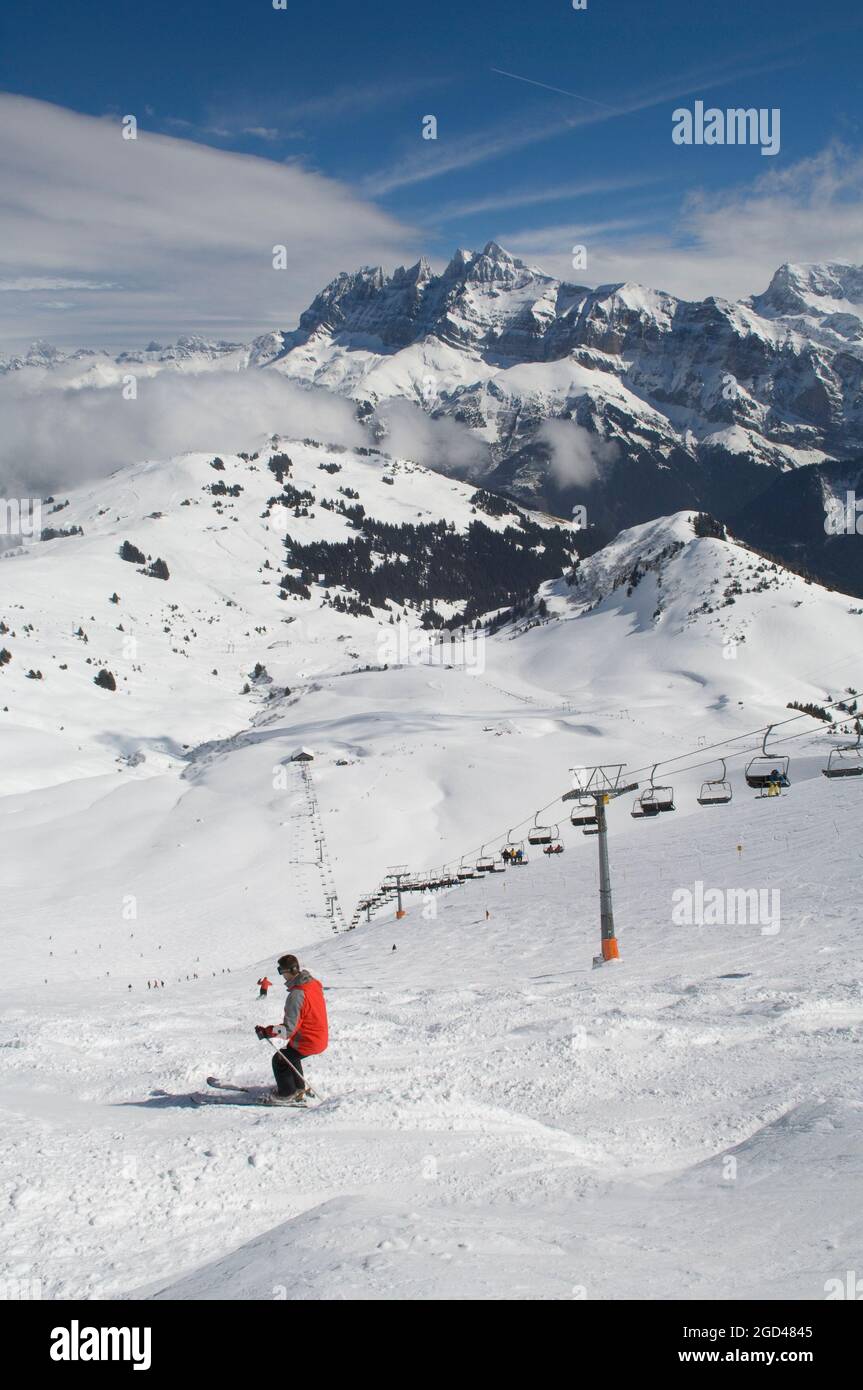 FRANCIA, ALTA SAVOIA (74) STAZIONE SCIISTICA AVORIAZ. DOMAINE DES PORTES DU SOLEIL. MUR DES SUISSES PER ANDARE A CROSETS E DENTS DU MIDI PICCO Foto Stock