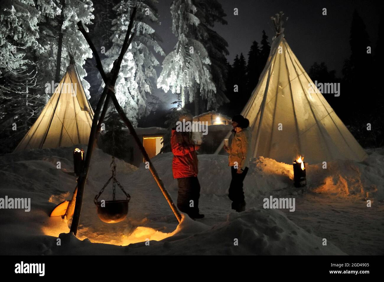 FRANCIA, ALTA SAVOIA (74) CHABLAIS REGIONE, PORTES DU SOLEIL ZONA SCIISTICA, VILLAGGIO E STAZIONE SCIISTICA DI MORZINE, VIN BRULÉ E TIPIS PER SLITTINO NOTTURNO Foto Stock