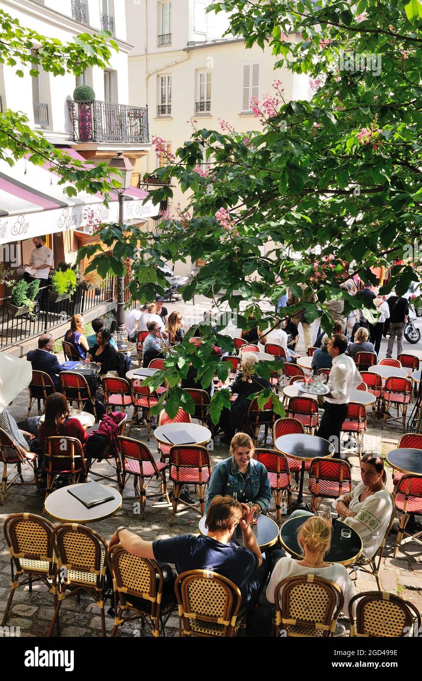 FRANCIA, PARIGI (75) 18 ° ARRONDISSEMENT, QUARTIERE DI MONTMARTRE ABBESSES, PLACE EMILE GOUDEAU, TERRAZZA DEL CAFE-RISTORANTE LE RELAIS DE LA BUTTE Foto Stock