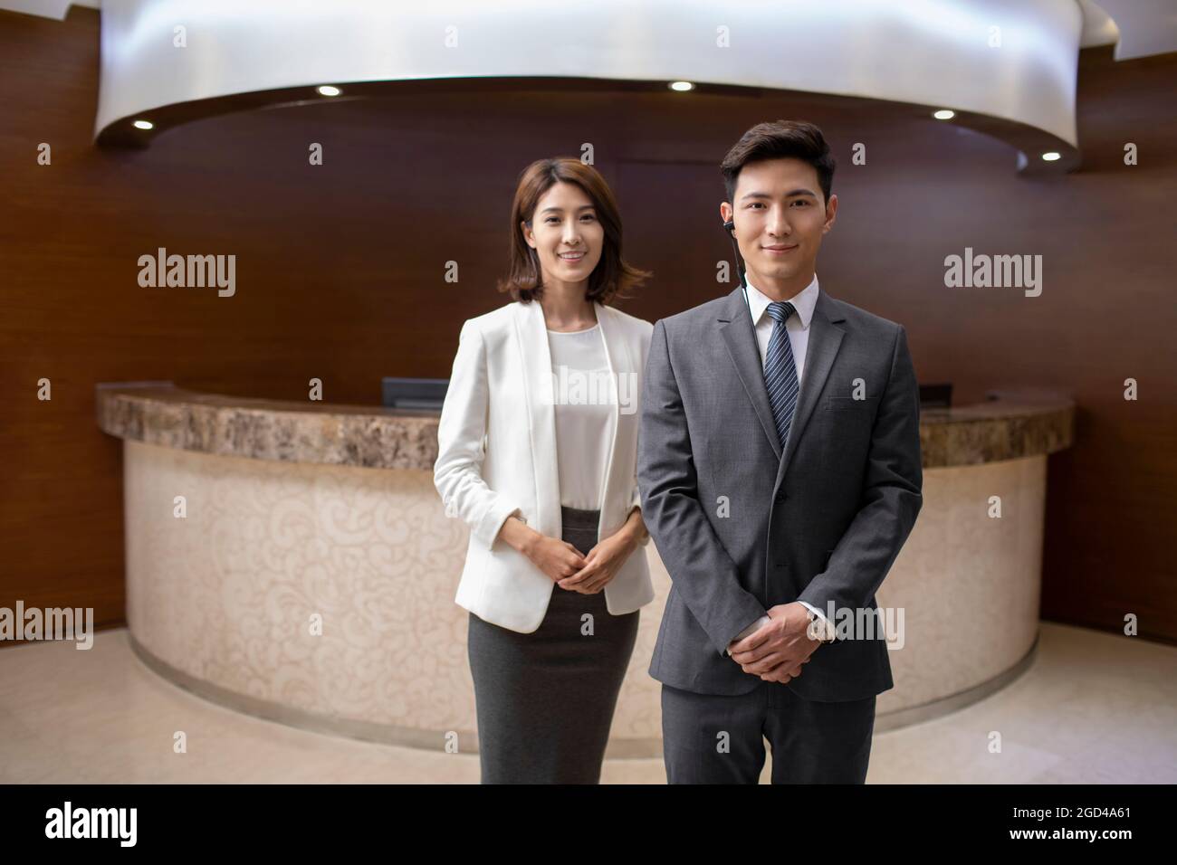 I receptionist dell'hotel nella lobby Foto Stock