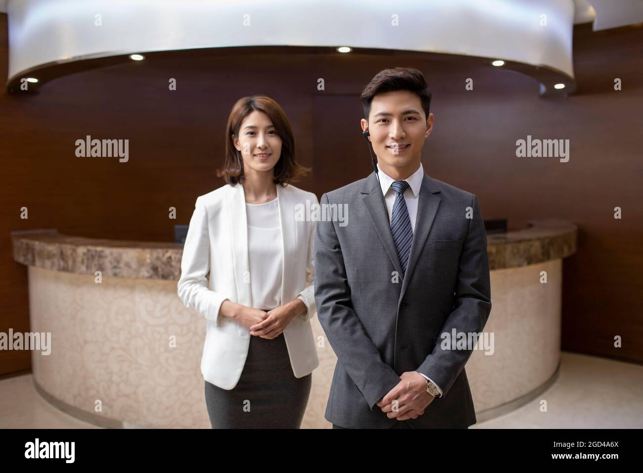 I receptionist dell'hotel nella lobby Foto Stock