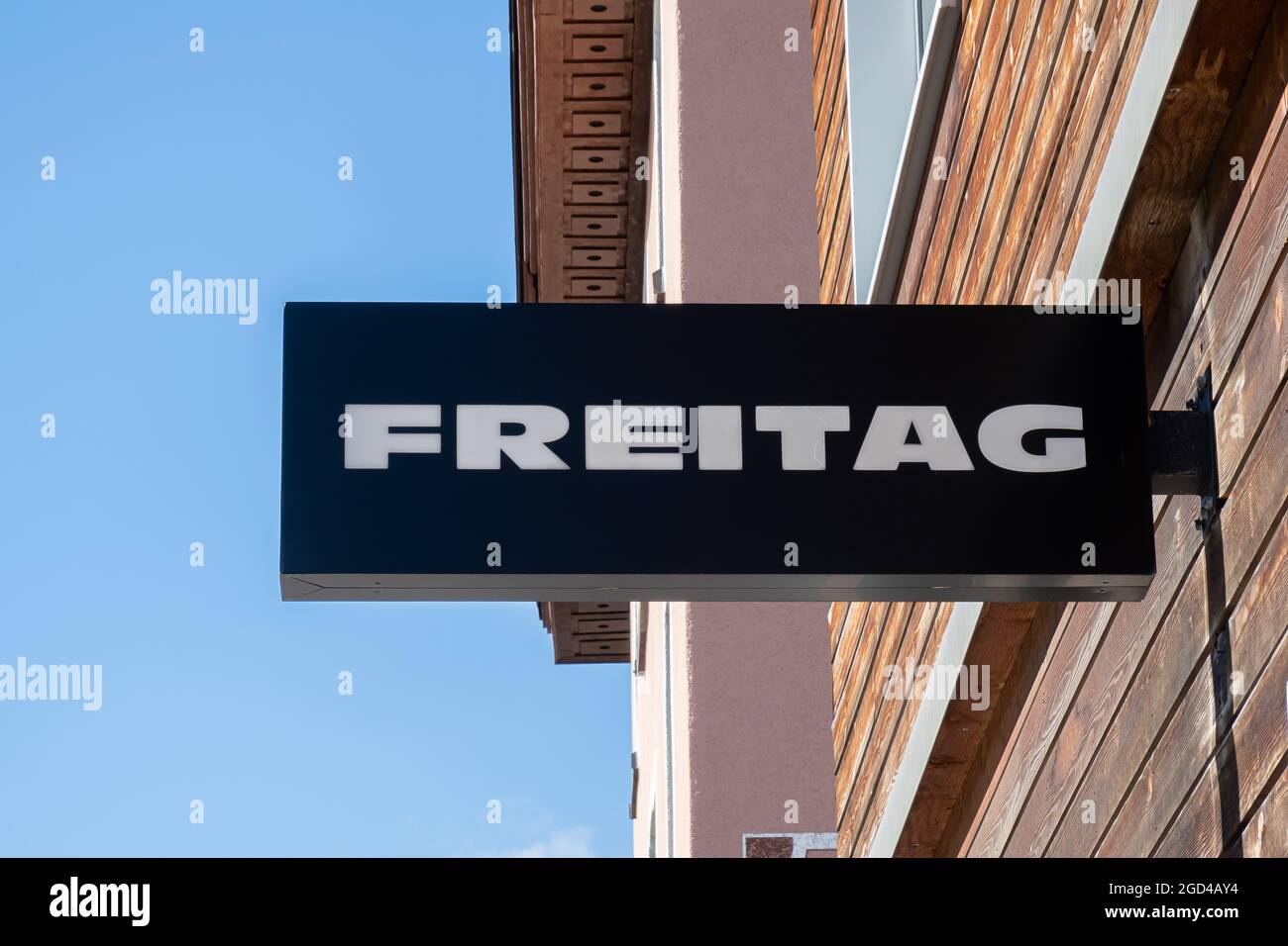 Davos, Svizzera - 17 luglio 2020: Innovativo negozio Freitag che produce  borse alla moda da teloni di camion riciclati Foto stock - Alamy