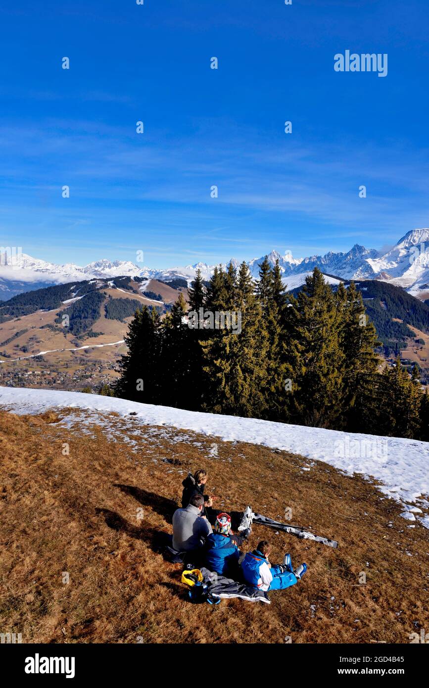 FRANCIA, ALTA SAVOIA (74) MEGEVE, ZONA SCIISTICA DEL MONTE D'ARBOIS, NEVE INSUFFICIENTE DURANTE L'INIZIO DELL'INVERNO 2016, IN BACKGROUND IL MASSICCIO DEL MONTE BIANCO Foto Stock