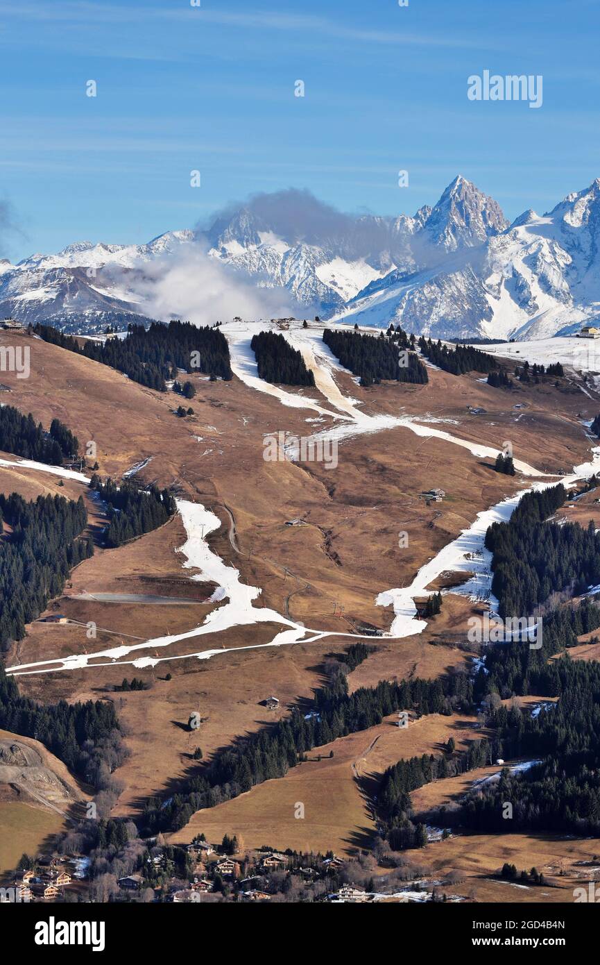 FRANCIA, ALTA SAVOIA (74) MEGEVE, ZONA SCIISTICA DEL MONTE D'ARBOIS, NEVE INSUFFICIENTE DURANTE L'INIZIO DELL'INVERNO 2016, IN BACKGROUND IL MASSICCIO DEL MONTE BIANCO Foto Stock