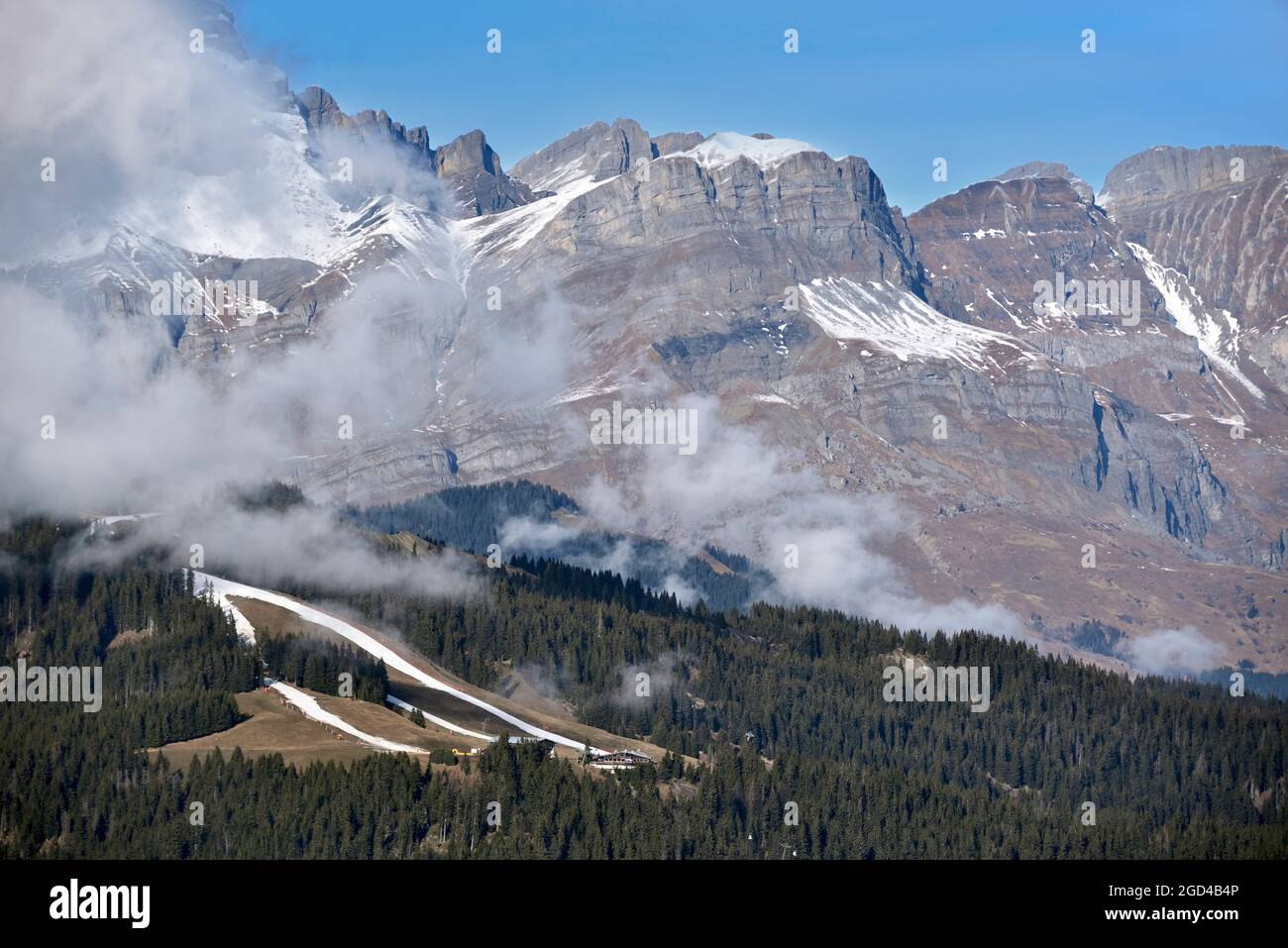 FRANCIA, ALTA SAVOIA (74) MEGEVE, ZONA SCIISTICA DI JAILLET, NEVE INSUFFICIENTE DURANTE L'INIZIO DELL'INVERNO 2016 Foto Stock