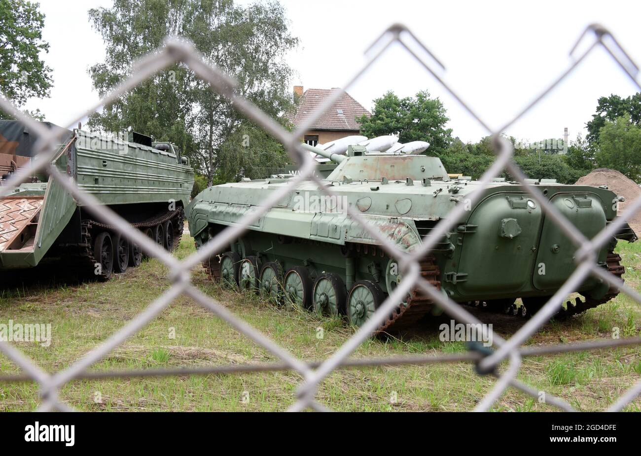 Annaburg, Germania. 13 luglio 2021. La tecnologia militare si trova sotto il nome di S.F.O.R. su un sito su una strada principale. S.F.O.R. vuole preservare, mostrare e commerciare la tecnologia militare secondo la dichiarazione del Internet. Credit: Waltraud Grubitzsch/dpa-zentralbild/ZB/dpa/Alamy Live News Foto Stock
