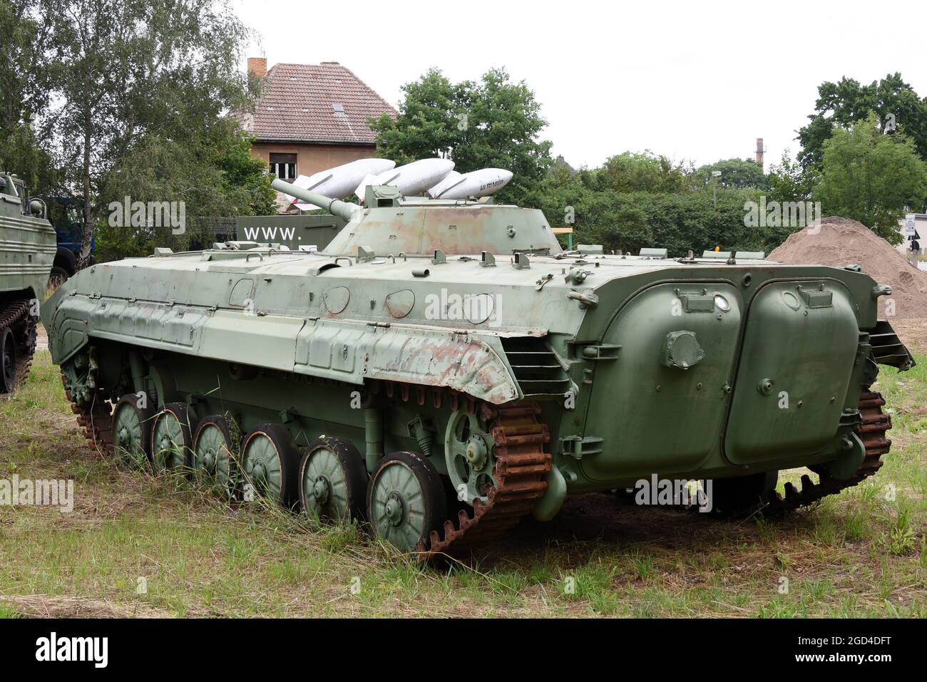13 luglio 2021, Sassonia, Annaburg: La tecnologia militare si trova sotto il nome di S.F.O.R. su un sito su una strada principale. S.F.O.R. vuole preservare, mostrare e commerciare la tecnologia militare secondo la dichiarazione del Internet. Foto: Waltraud Grubitzsch/dpa-zentralbild/ZB Foto Stock