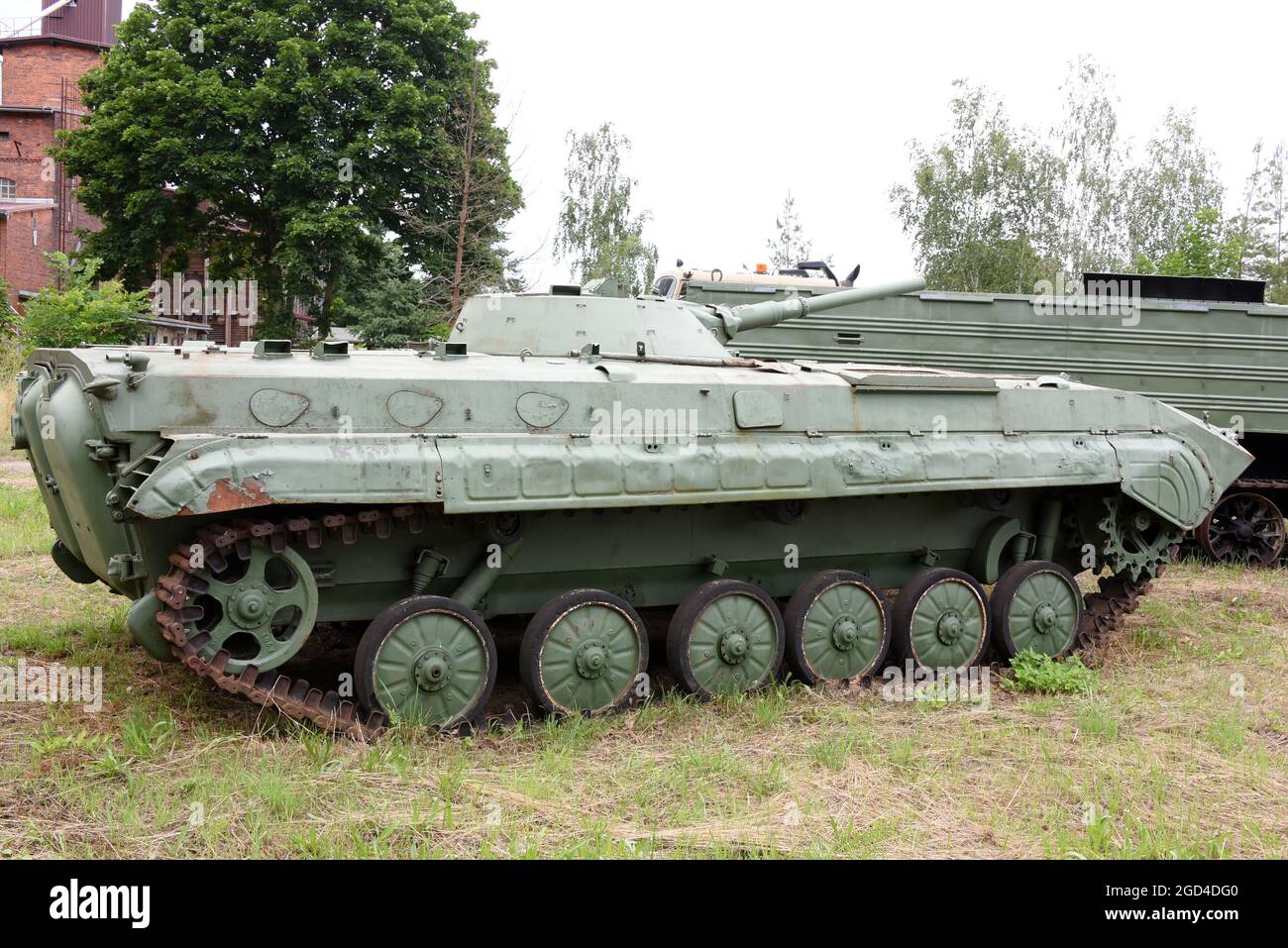 13 luglio 2021, Sassonia, Annaburg: La tecnologia militare si trova sotto il nome di S.F.O.R. su un sito su una strada principale. S.F.O.R. vuole preservare, mostrare e commerciare la tecnologia militare secondo la dichiarazione del Internet. Foto: Waltraud Grubitzsch/dpa-zentralbild/ZB Foto Stock