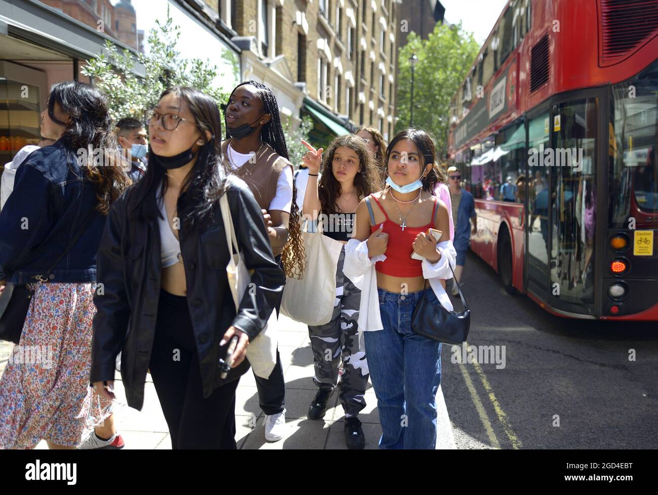 Londra, Inghilterra, Regno Unito. Giovani in strada con viso maks durante COVID, luglio 2021 Foto Stock