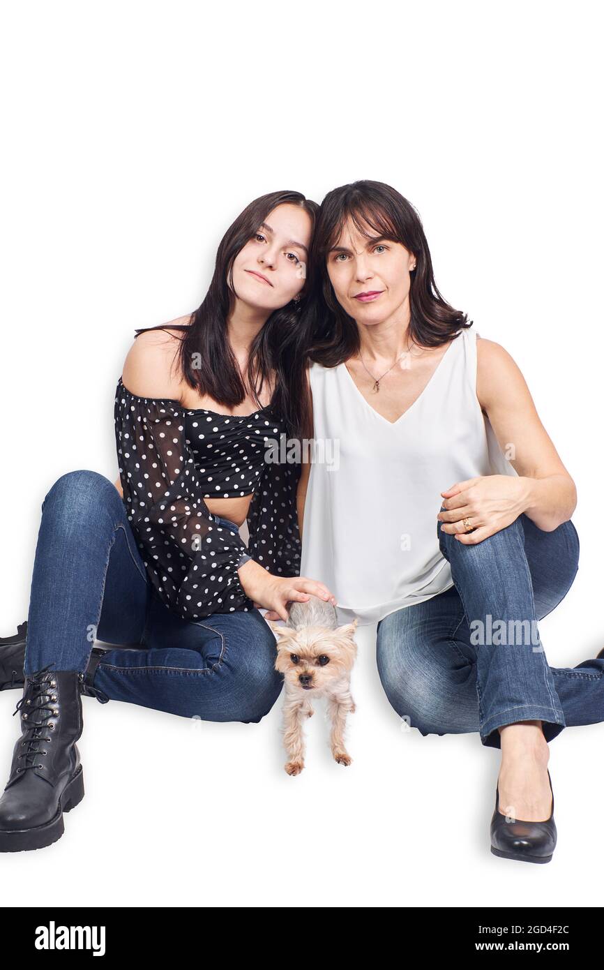 Madre e figlia adolescente con il loro cucciolo su uno sfondo bianco Foto Stock