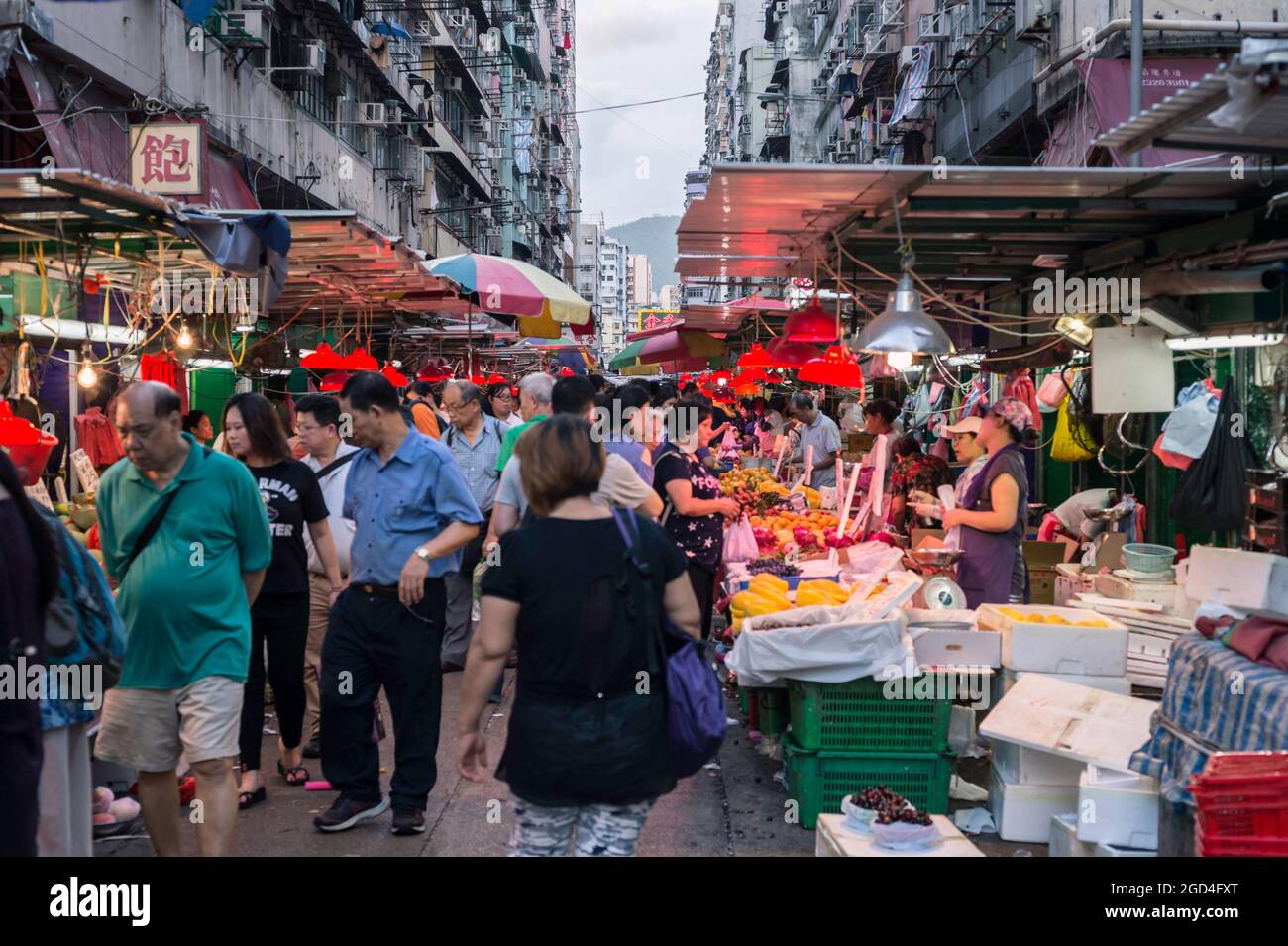 Fa Yuen Street, tipicamente mercato di Hong Kong Foto Stock