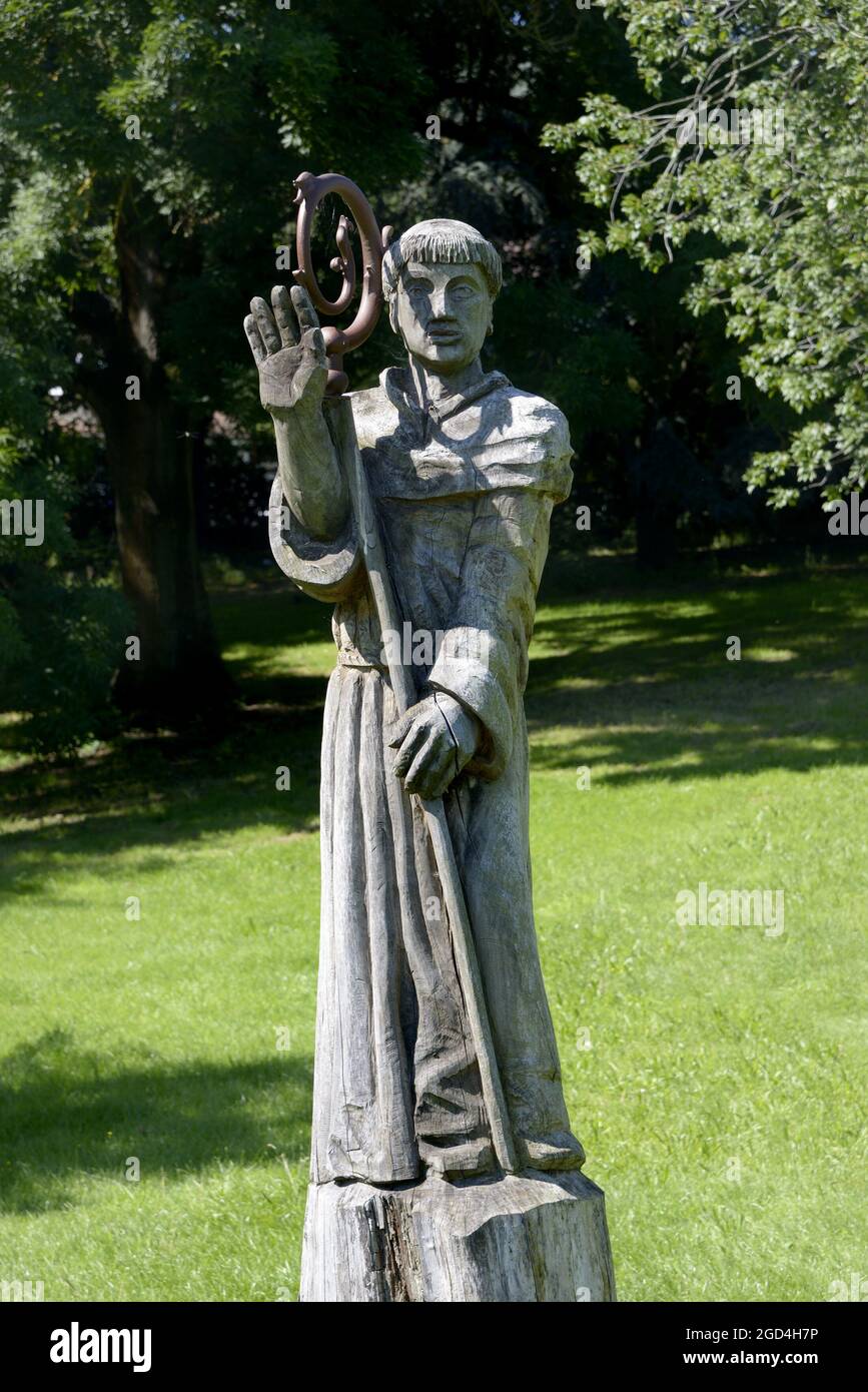 Londra, Inghilterra, Regno Unito. Scultura in legno di 'Canone nero con sceptur' dal carver Tom Harvey, nei terreni di Lesnes Abbey - rovine della C12 Abbazia di St Foto Stock
