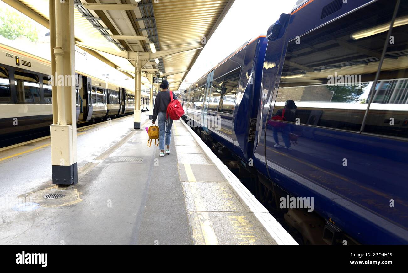 Londra, Inghilterra, Regno Unito. Victoria Station: Giovane donna su una piattaforma in attesa di salire a bordo di un treno Foto Stock