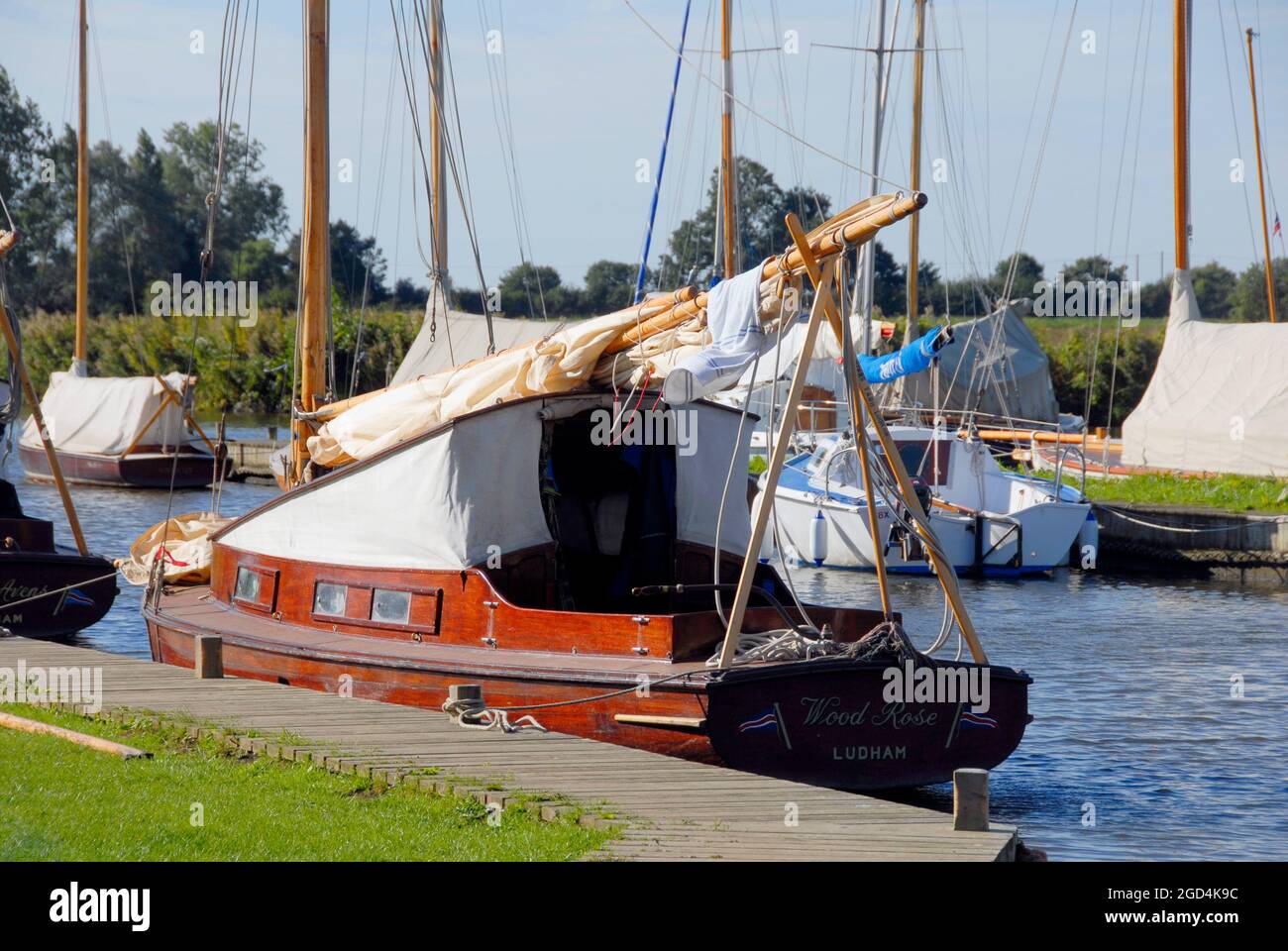 Barca a vela Wood Rose ormeggiata in cantiere, Ludham, Norfolk, Inghilterra Foto Stock