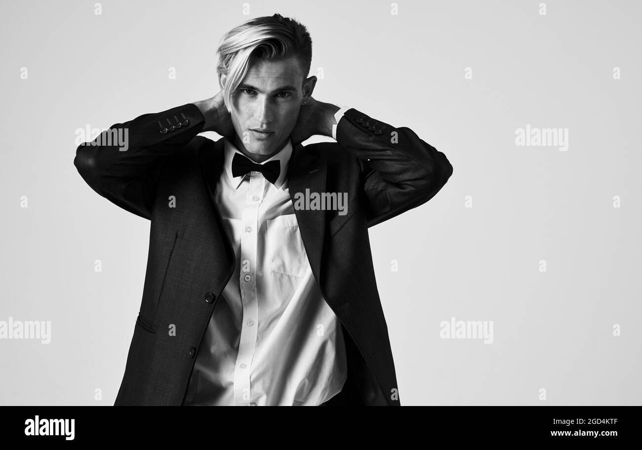 uomo in giacca nera che posa ritratto elegante stile Foto stock - Alamy