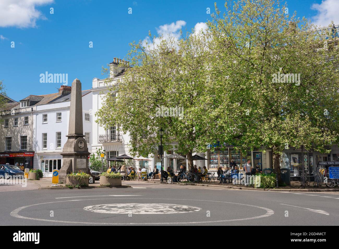 Città di Totnes, vista sull'Obelisco di Wills e relax presso caffetterie all'aperto nella storica area di Plains nel centro di Totnes, Devon, Inghilterra, Regno Unito Foto Stock