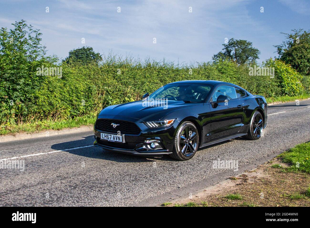 2017 Black Ford Mustang 2dr 6 velocità sequenziale automatico 2261 cc benzina coupé in rotta per Capesthorne Hall Classic mostra auto di luglio, Cheshire, UK Foto Stock