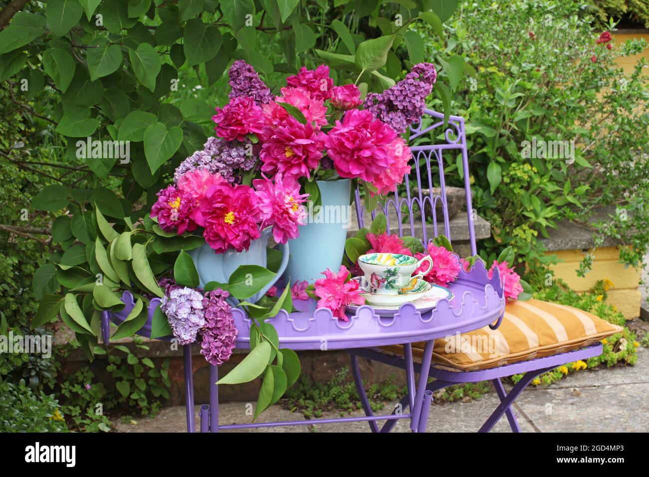 Botanica, syringa, peonia e rododendro in vasi su un tavolo in metallo con sedia in giardino, DIRITTI-AGGIUNTIVI-CLEARANCE-INFO-NON-DISPONIBILE Foto Stock
