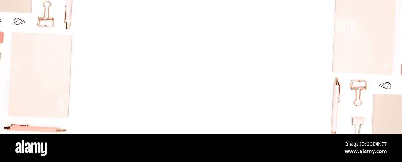 Banner con cancelleria rosa per ufficio su sfondo bianco. Area di lavoro ordinata con posizione per il testo. Foto Stock