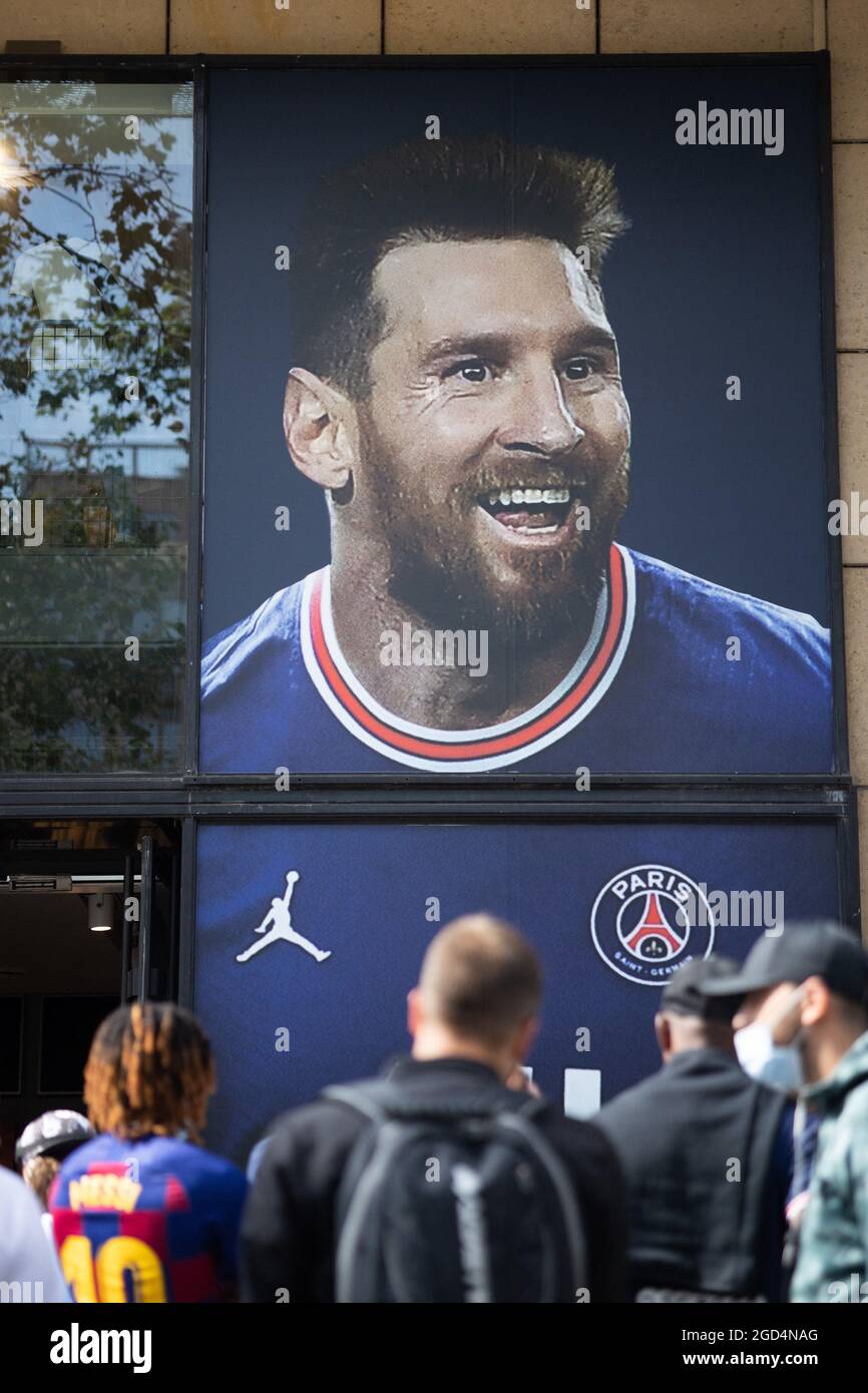 Parigi, Francia. 11 Agosto 2021. La gente si accoda per acquistare una maglia del calciatore argentino Lionel messi del PSG al negozio della squadra di calcio Paris-Saint-Germain (PSG) sul viale degli Champs Elysees a Parigi il 11 agosto 2021. Messi ha firmato il 10 agosto 2021 un accordo biennale con PSG con l'opzione di un anno supplementare. Il 34-year-old indosserà il numero 30 a Parigi, il numero che ha avuto quando ha cominciato la sua carriera professionale a Barca. Foto di Raphael Lafargue/ABACAPRESS.COM Credit: Abaca Press/Alamy Live News Foto Stock