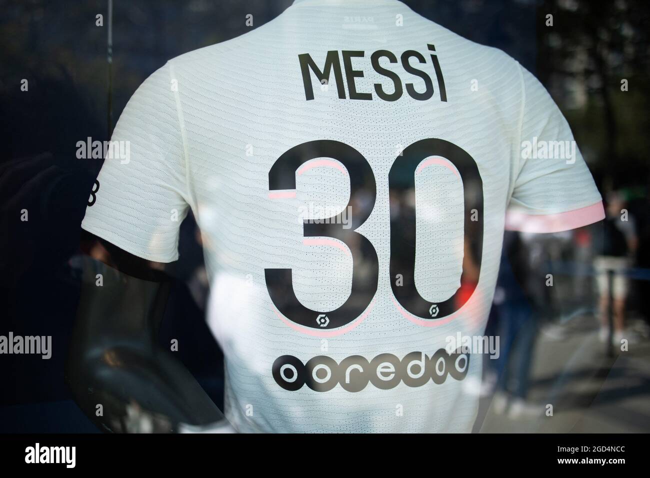 Parigi, Francia. 11 Agosto 2021. Primo piano della maglia del calciatore argentino Lionel messi del PSG al negozio della squadra di calcio Paris-Saint-Germain (PSG) sul viale degli Champs Elysees a Parigi il 11 agosto 2021. Messi ha firmato il 10 agosto 2021 un accordo biennale con PSG con l'opzione di un anno supplementare. Il 34-year-old indosserà il numero 30 a Parigi, il numero che ha avuto quando ha cominciato la sua carriera professionale a Barca. Foto di Raphael Lafargue/ABACAPRESS.COM Credit: Abaca Press/Alamy Live News Foto Stock