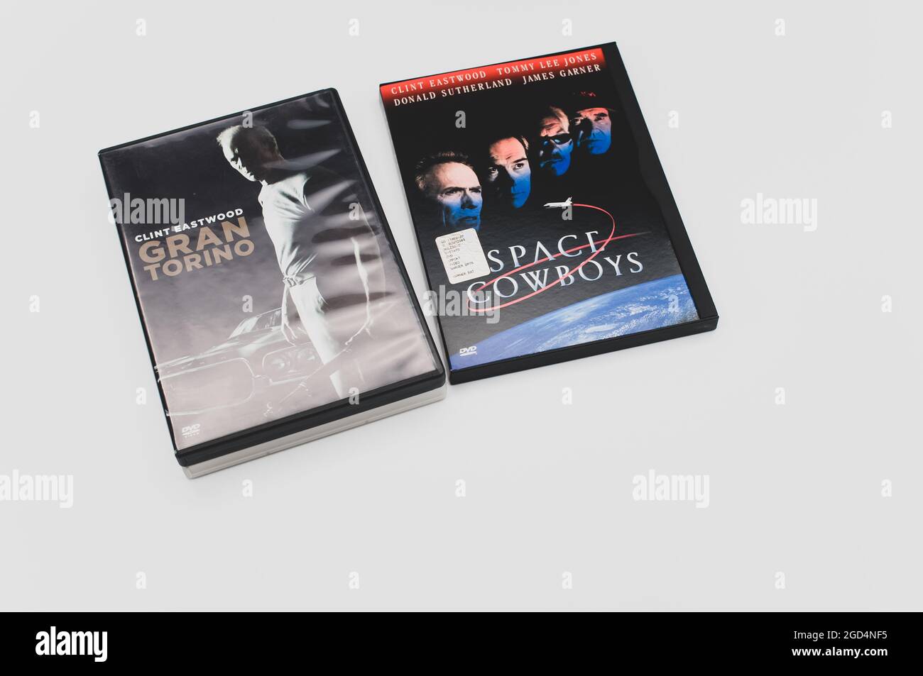 Clint Eastwood ha accatastato film in formato DVD e blue-ray - Gran Torino e Space Cowboys Foto Stock