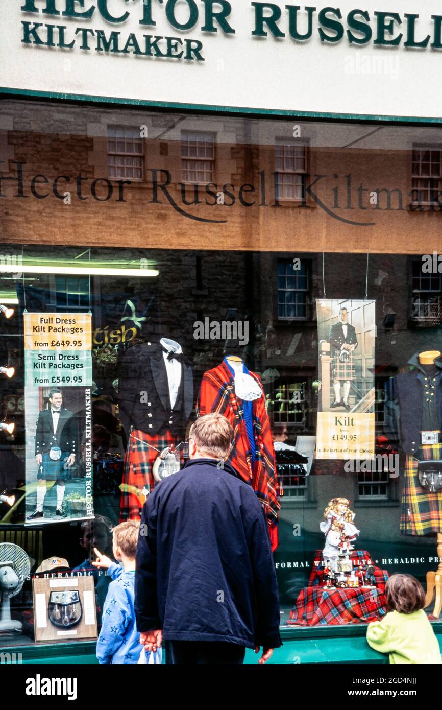 Persone che guardano alla vetrina di forni scozzesi e accessori tradizionali, Edimburgo, Scozia, Regno Unito Foto Stock