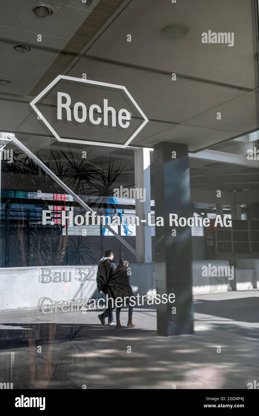 BASILEA, SVIZZERA - 15 MARZO 2020: Hoffmann-la Roche AG è una multinazionale svizzera nel settore sanitario con sede a Basilea. Foto Stock