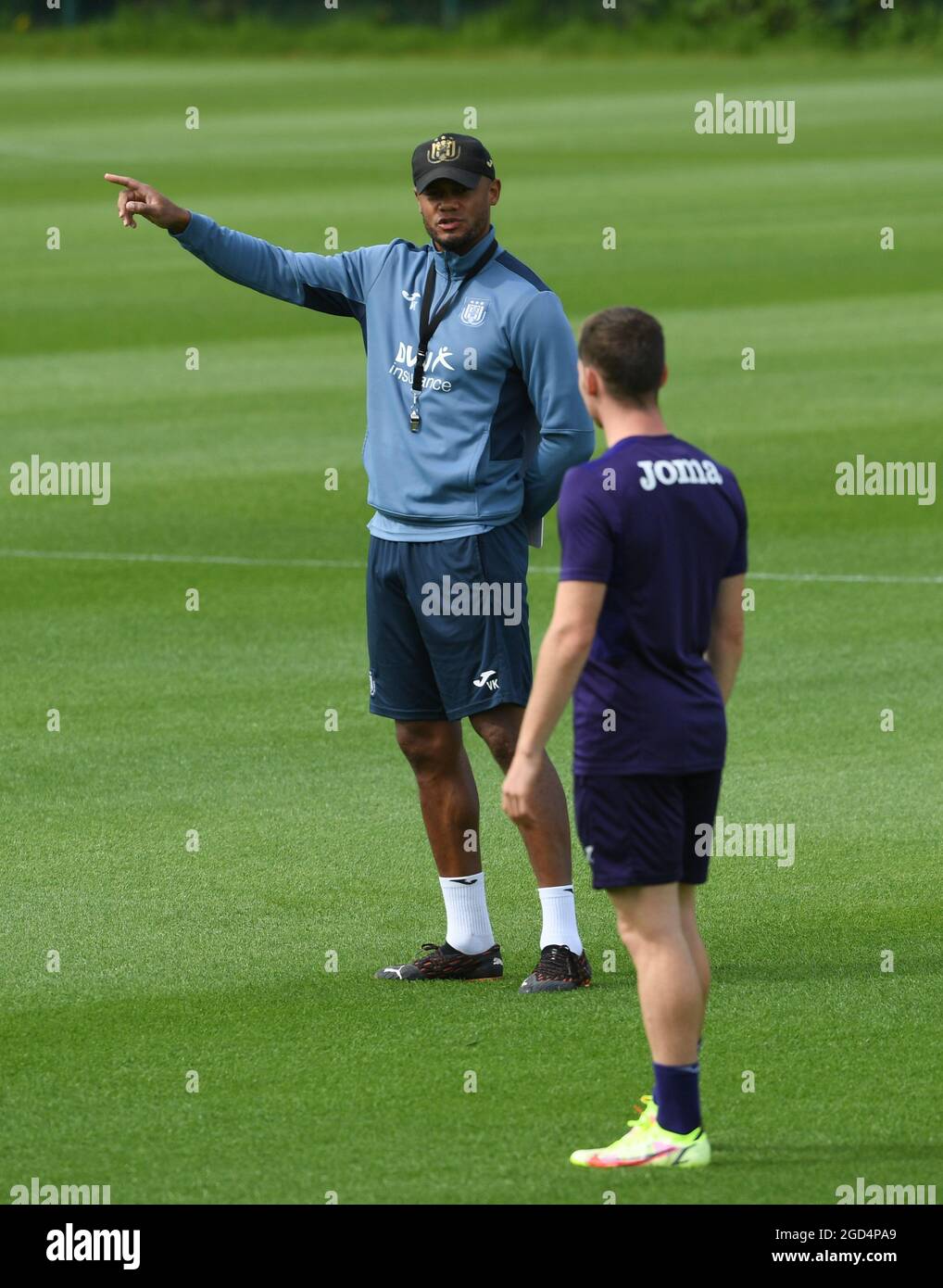 Vincent Kompany, capo allenatore di Anderlecht, parla con Sergio Gomez di Anderlecht durante una sessione di allenamento di RSCA Anderlecht, in vista della partita tra al Foto Stock