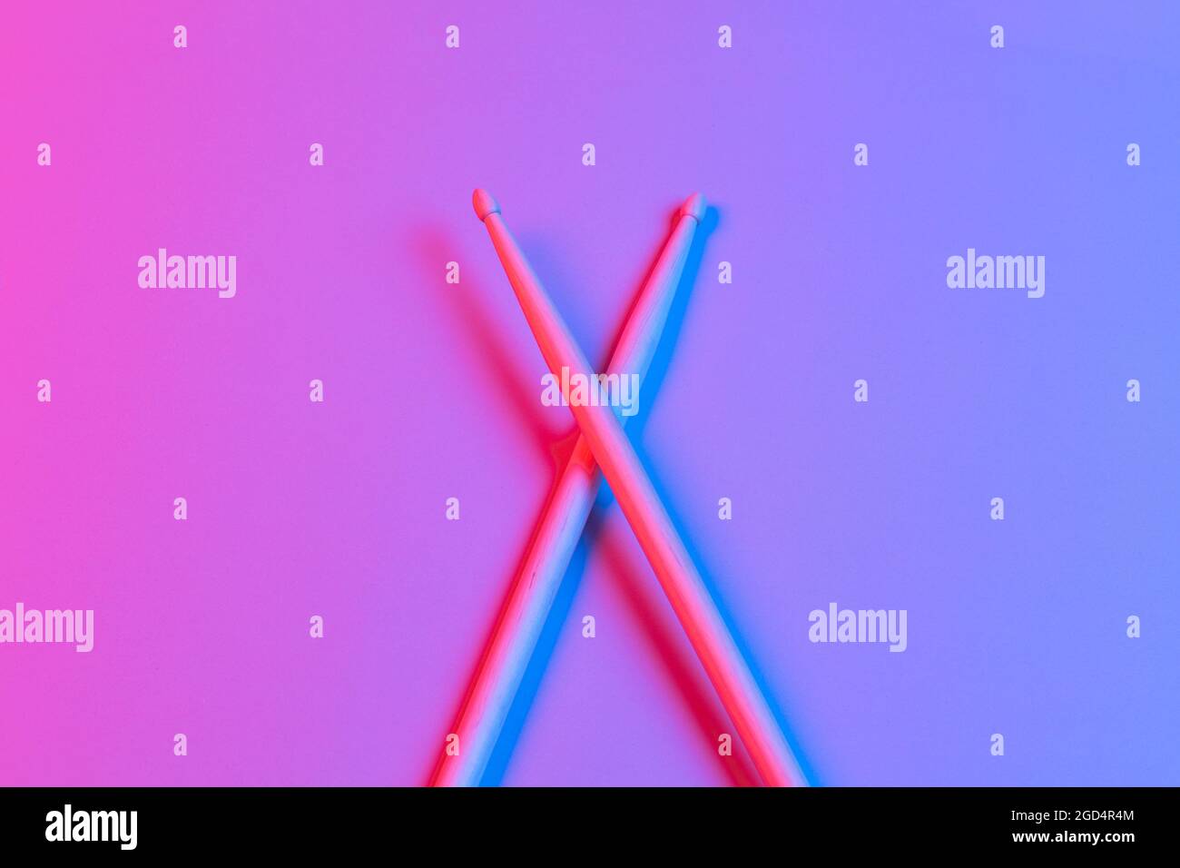Il tamburo si attacca alla luce al neon. Foto Stock